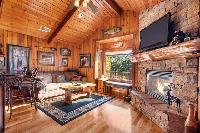 The Cabin at Rock Canyon + Year-Round Hot Tub