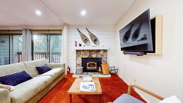 Cozy Condo for 4, Near Shuttle & Eagle Lodge!