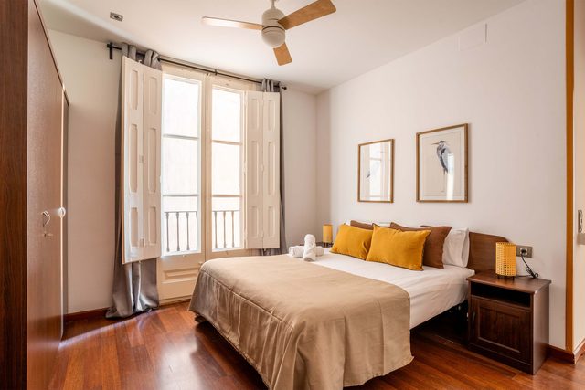Plaza Urquinaona 3-Bedroom Suite