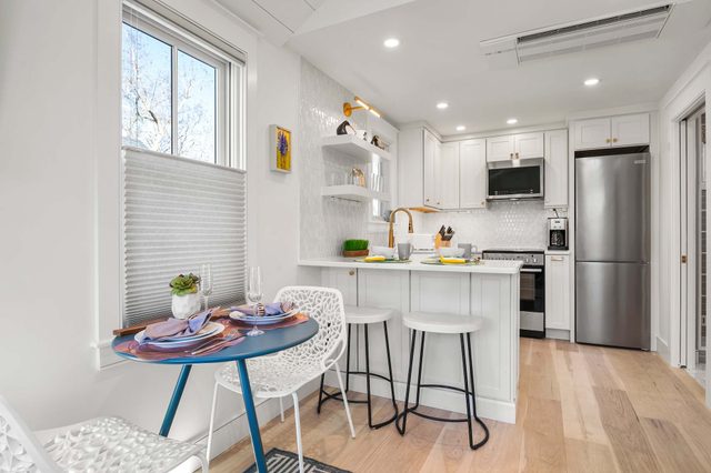 Studio with short walk to Beach, Shopping, and Dining!