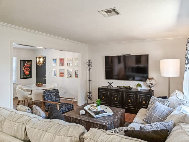 3 Bed 2 Bath with Hot Tub — Overland Park, KS