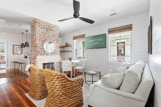 4BR Luxurious Getaway w. Parking & Pool!