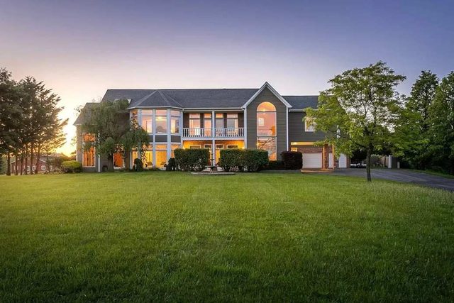 Luxury Lakeview Oasis: Hot Tub, Gym & Movie Room