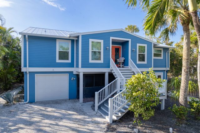 Cardium Dream - Charming Bungalow with Pool, Steps to Beach