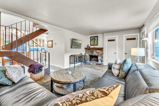 Lake Tahoe Getaway – Close to Beach & Ski Slopes!