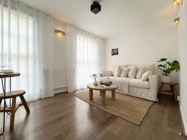 Chic Marble Arch w/ 100" Cinema & Premium Mattress