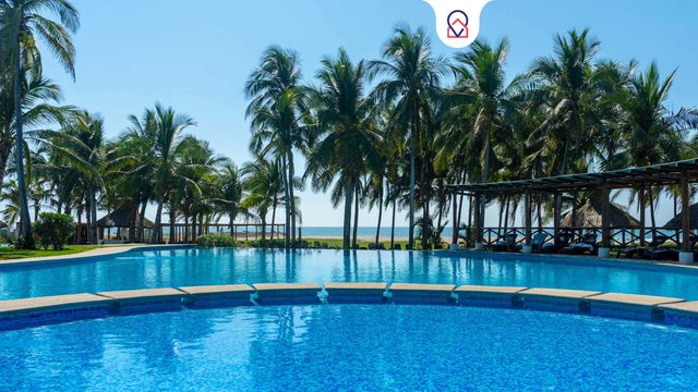 Family House with Pool 10 min airport