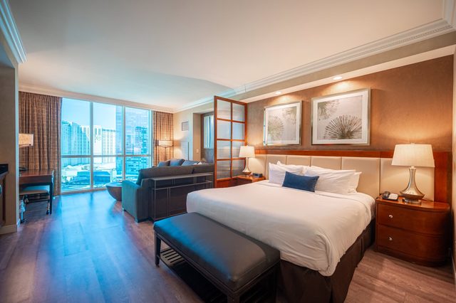 No Resort Fee Strip View Suite + Free Valet + Pool — Las Vegas, NV