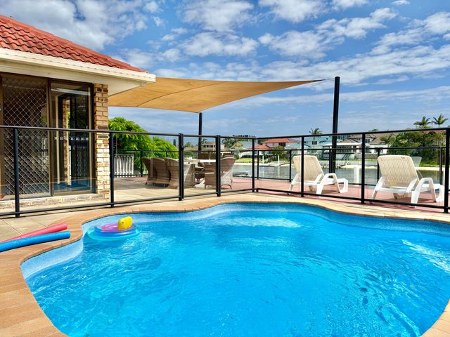 Waterfront Family House with Pool, BBQ — Mermaid Waters, Queensland