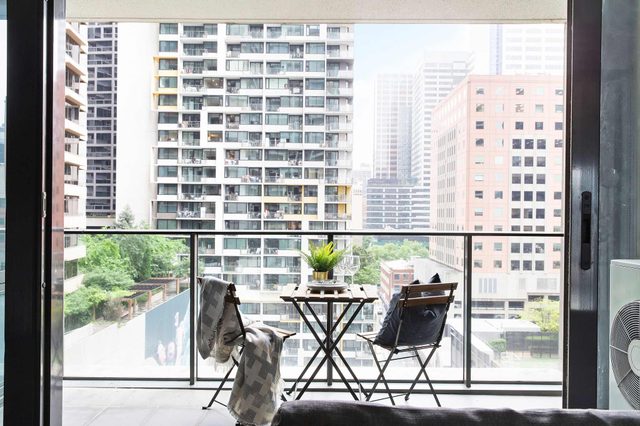 Spacious 2BR Apt, Walk to Southern Cross Station