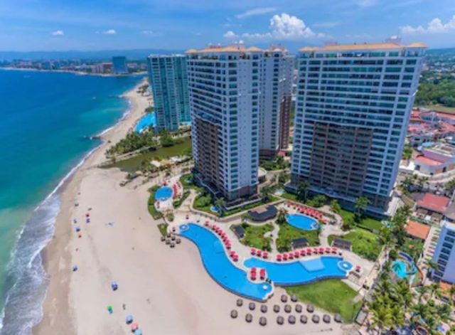 Grand Venetian Oceanview Condo steps to beach