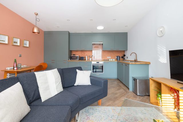 Stylish Home, Beautiful Views & Parking, Stroud