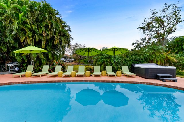 Sleeps 20~ Pool~Pickleball~Hot Tub~Fire Pit