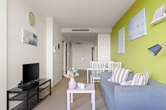 Chic 2BR Apt, Near to Melbourne Central, City Views