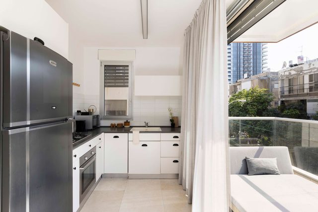 The Carmel Living - Luxury Apartment with Balcony