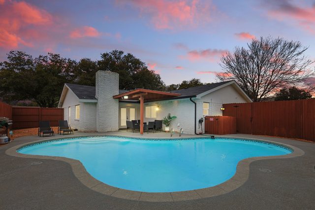 Modern Luxury x Backyard Pool Retreat, 4-BD, 2-BA