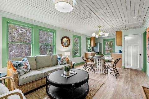 Walkable to Historic Downtown, Porch & Parking