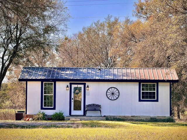 Wagon Wheel Cottage Couples Getaway in the Country