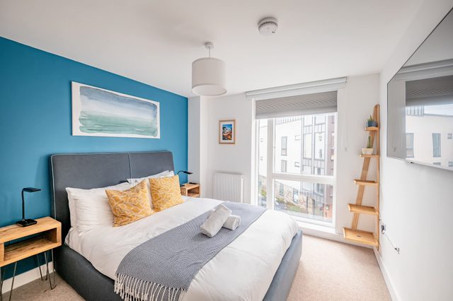 Modern Townhouse - Parking, EV Charger & Balcony
