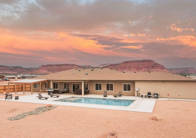 Kanab Oasis: Pool, Hot Tub & Game Room Near Zion sleeps 14