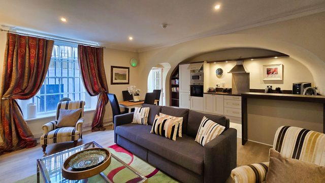 Spacious and Private City Centre Georgian Square Apt — Dublin, Leinster
