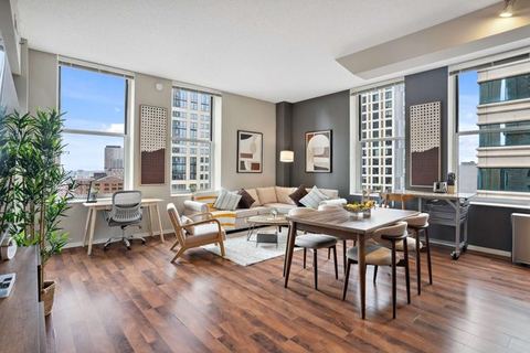 Central Flat w/ Hot Tub +Pool/Gym/Attached Parking — Minneapolis, MN