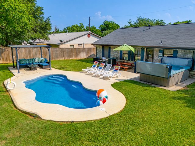 Boho Bougie: Pool, Hot Tub & Epic Back Yard