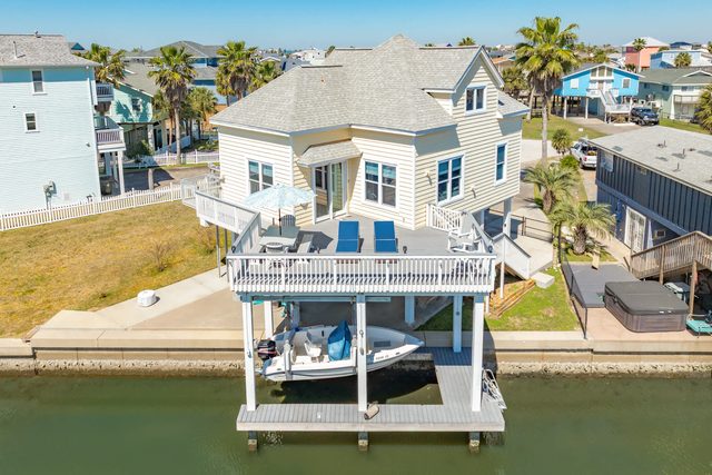 Canal Zone - Waterfront, Tiki Bar & Fire Pit! — Galveston, TX