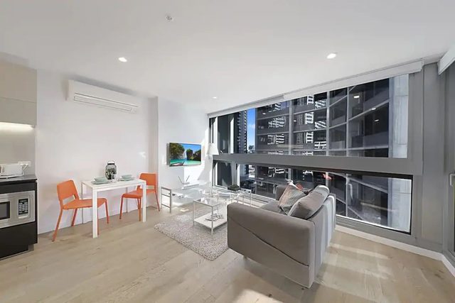 Stylish & Cozy CBD Stay, Steps from Southern Cross