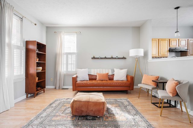 Cozy Downtown Escape! Hot tub and Modern Touches