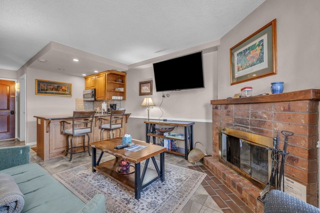 Cozy 1BDR w/ Views - Free Parking, Near Bus Stop!
