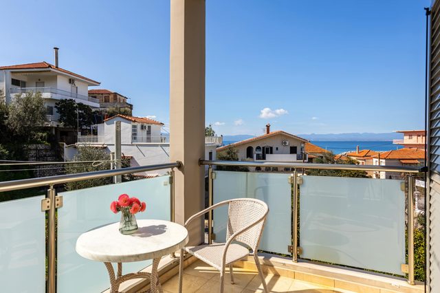 Avia Blue Maisonette - Steps from the Sea