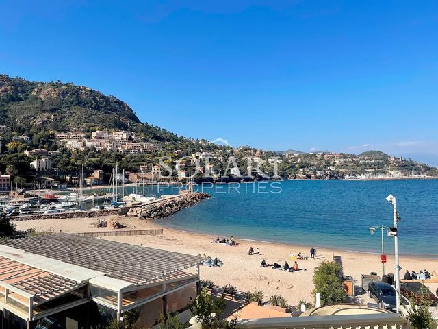 Sea front apartment in Theoule - 4 people