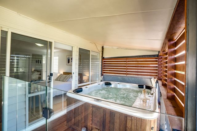 24 Laurie Sea View Retreat w/ Spa & BBQ, Walk to Beach