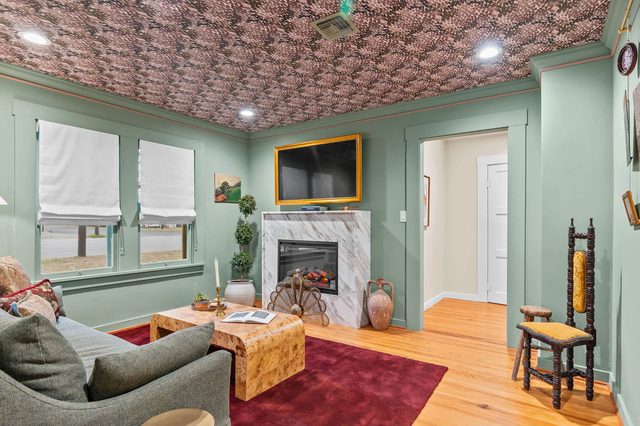 Hot tub, Cowboy Pool, Close to Main St, Fire pit!