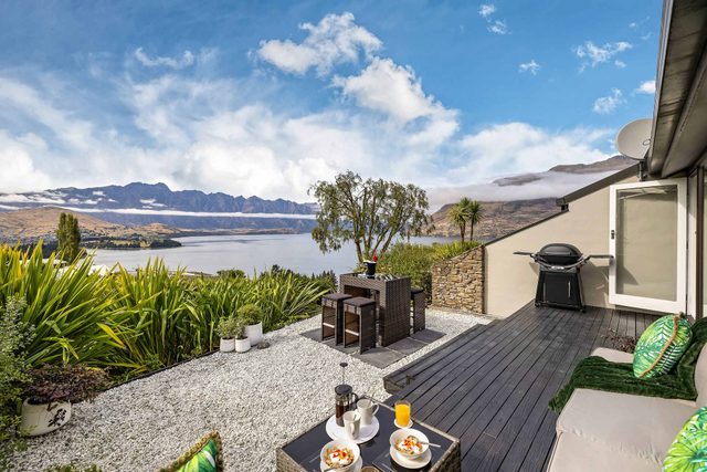 Lake View Luxury Two King Bed Alpine Villa — Queenstown, Otago