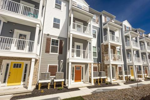 143rd St. Large upscale Townhouse -Sleeps 8 / Pool