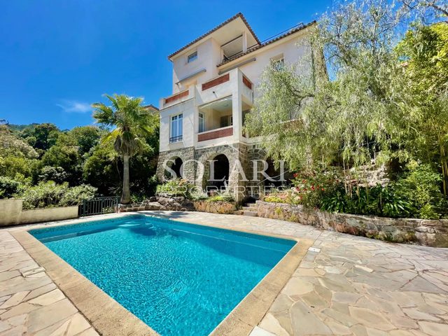 Villa in the heart of the village of Théoule