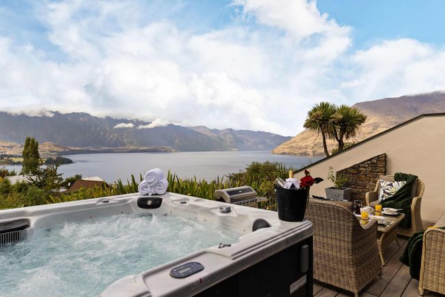 ALPINE GOLD LUXURY SPA LAKE VIEW VILLA — Queenstown, Otago