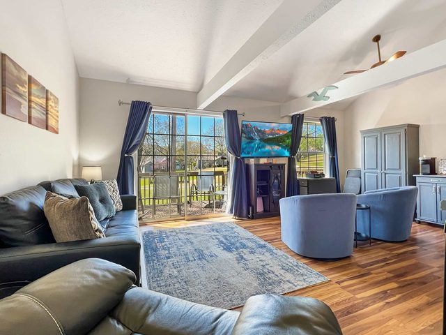 237 Beautiful deck view, close to strip and Marina