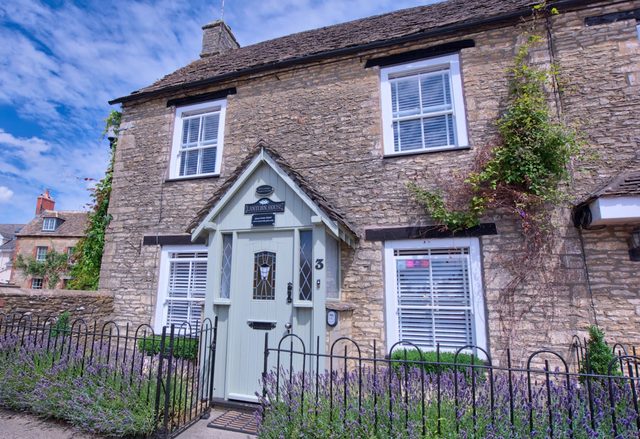 Beautiful Cottage in Picturesque Cotswolds Village