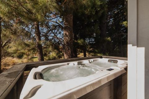 Lake Tekapo Comet | Hot Tub + Starry Skies — Lake Tekapo, Canterbury
