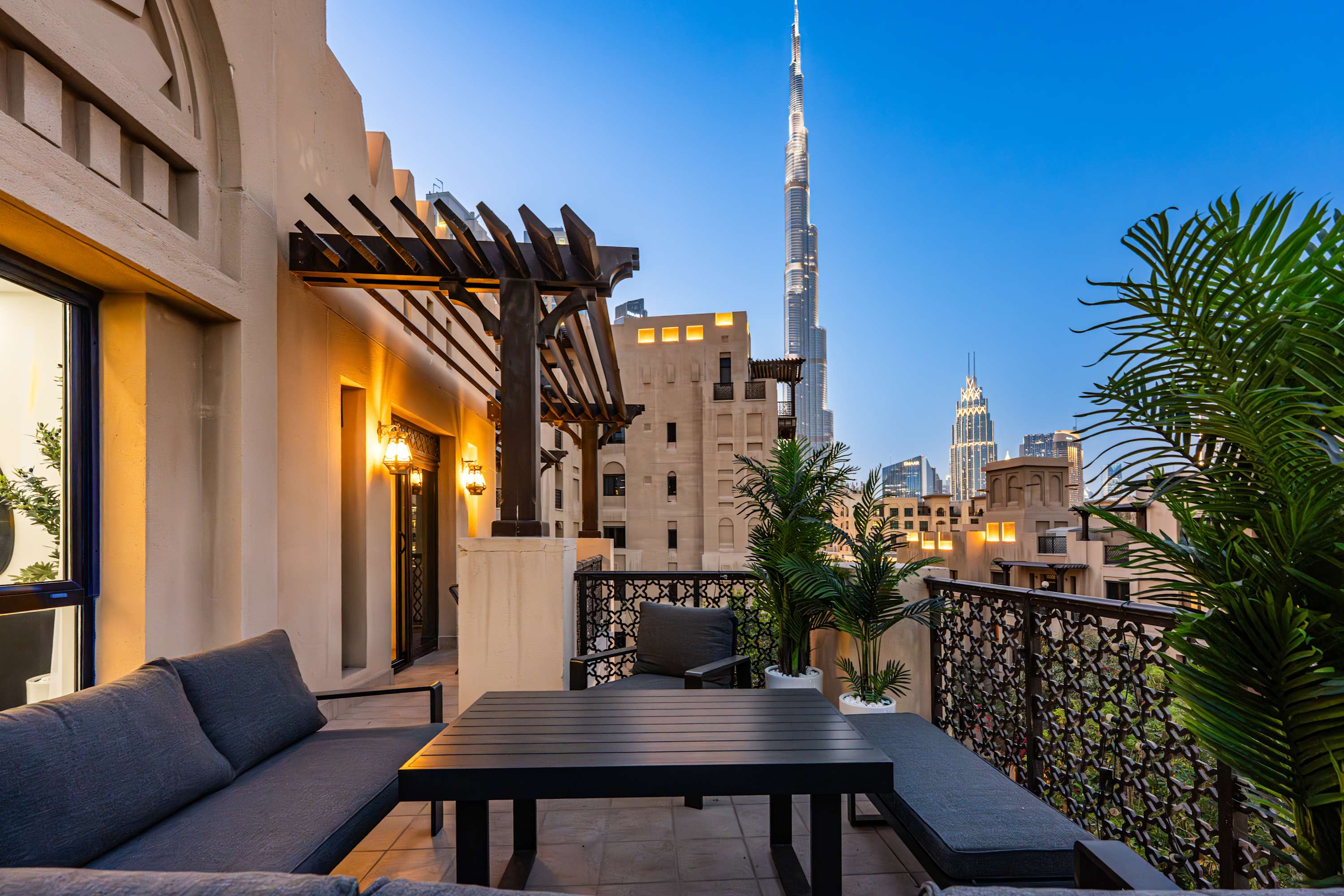 AirDXB - Luxurious 2-Bedroom Apartment in Downtown - Sleeps 4 with Iconic Burj Khalifa Views