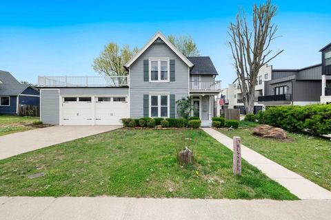 The Classic C- 1/2 mi to Downtown-Sunroom & Backyard