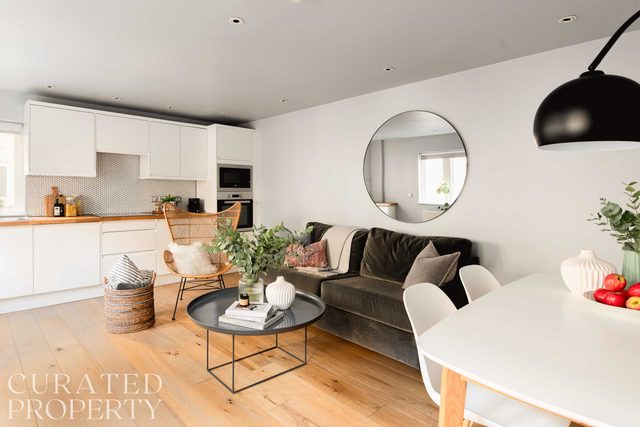 Open-Plan Suite for 4 · Steps from Roman Baths — Bath, England