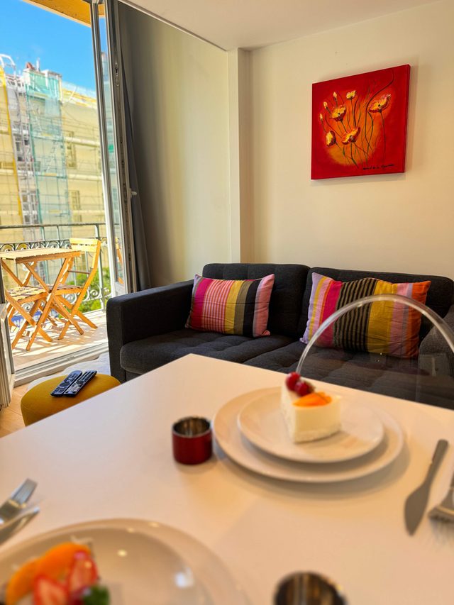 Chic Mezzanine Studio w/ Balcony, 3 Min from Beach — Nice, Provence-Alpes-Côte d'Azur