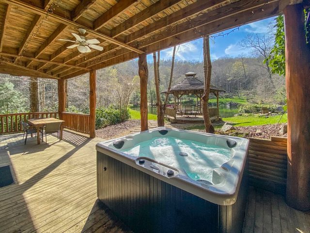 Lakeside Cabin - 2 Fireplaces-Hot Tub~Sauna~Games — Mars Hill, NC