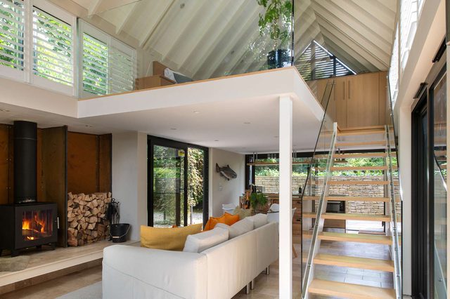 Willow - Glass Lake Retreat with Hot Tub for Two — South Cerney, England