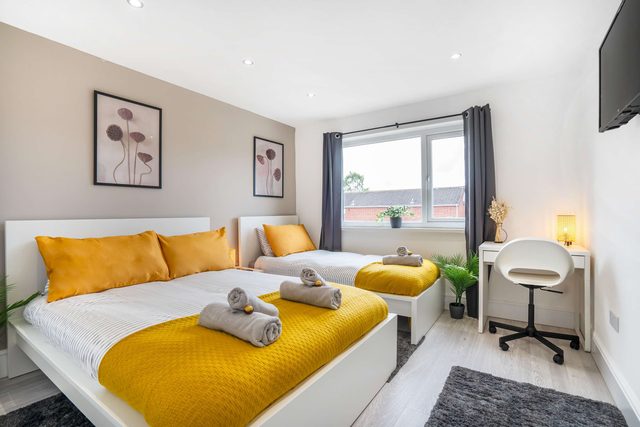 Spacious 6-Bed Home for 9, Free Parking, Nr Centre