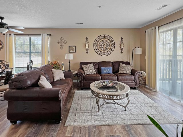 No stairs, walk to marina, secluded, mins to strip